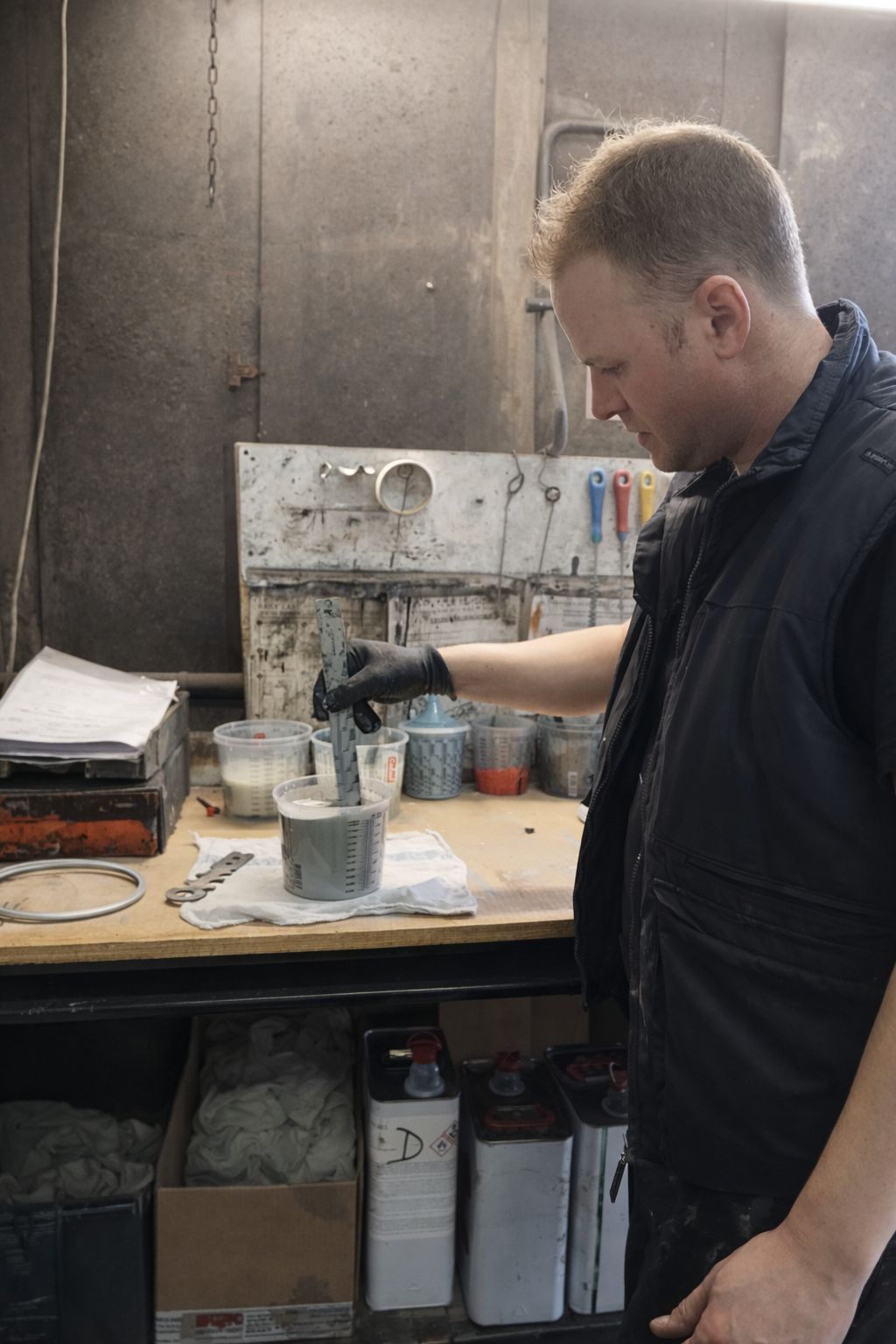 Jérémy prend en charge la peinture des vérins hydrauliques chez EUROMAT